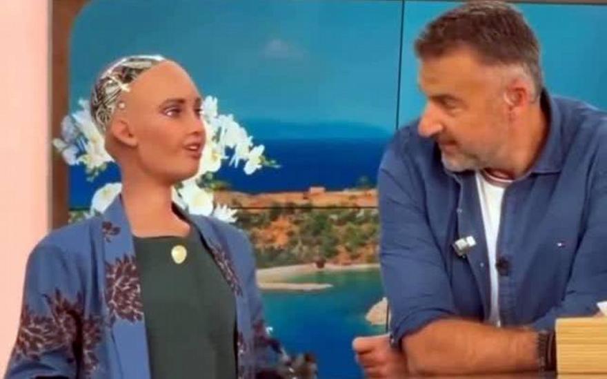 Τρέμε Αντωνά! Το ρομπότ Σοφία την...έπεσε στον Λιάγκα!