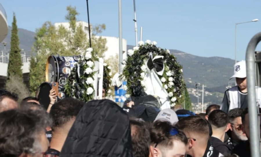 Τελικός Κυπέλλου: Στεφάνια από οπαδούς του ΟΦΗ για τους 7 αδικοχαμένους φίλους του ΠΑΟΚ