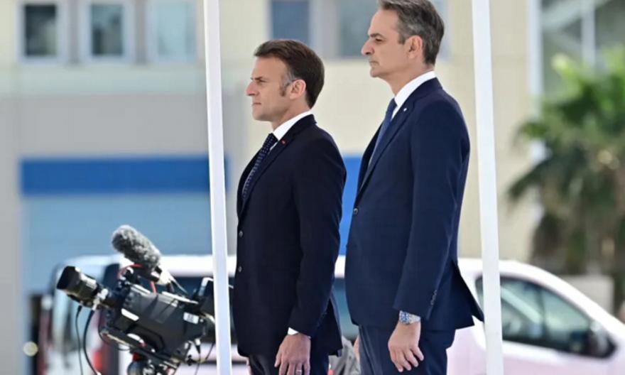 Στο Μέγαρο Μαξίμου Μητσοτάκης και Μακρόν