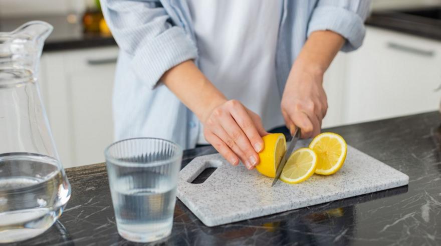 Ξέρεις τι θα γίνει αν αφήσεις μισό λεμόνι στον πάγκο της κουζίνας για όλο το βράδυ;