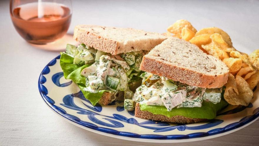 Σάντουιτς με κοτοσαλάτα και αγγουράκια τουρσί