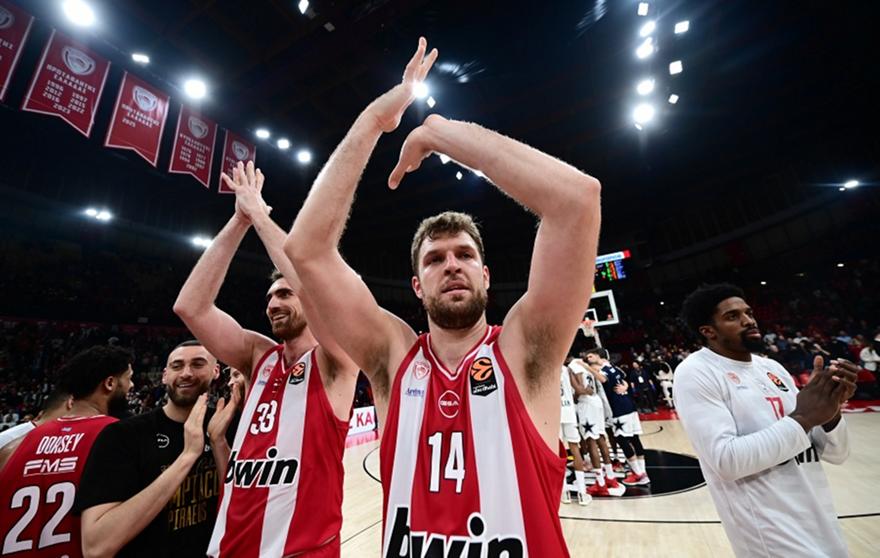 Ο Ολυμπιακός αποθέωσε τον Βεζένκοφ για το βραβείο του MVP!