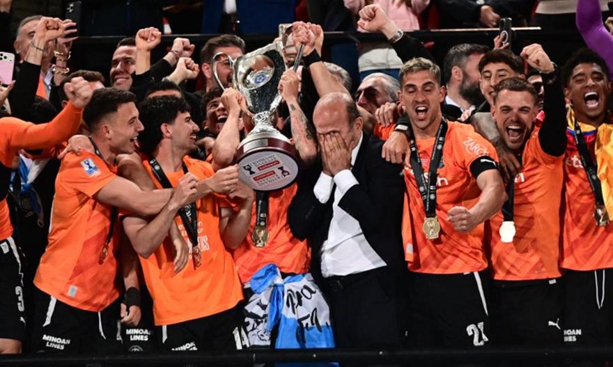 Τα «κοπέλια» το σήκωσαν στον ουρανό: Η απονομή του Κυπέλλου στον ΟΦΗ!