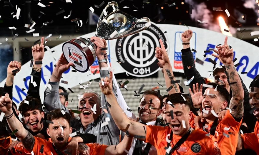 Συγκινητική στιγμή: Λύγισε στον αέρα του bwinΣΠΟΡ FM 94,6 ο Μάνος Σουργιάς για το Κύπελλο του ΟΦΗ!