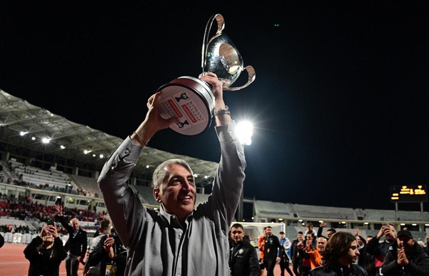 Τρελάθηκε ο Μπούσης και άρχισε να χορεύει ζεϊμπέκικο με την κούπα στο χέρι!