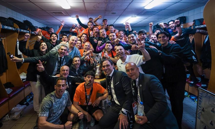 «Τρέλα» στα αποδυτήρια του ΟΦΗ μετά τον θρίαμβο στον Βόλο