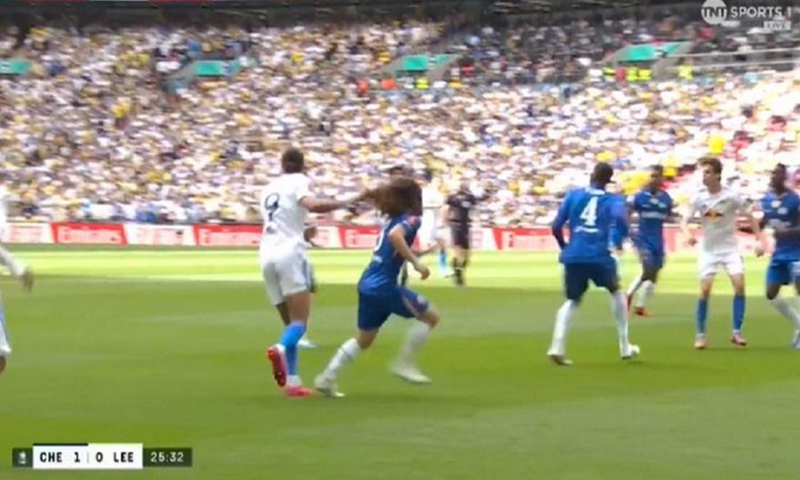 O παίκτης που είχε κερδίσει αποβολή αντιπάλου για τράβηγμα μαλλιού, έκανε το ίδιο και γλίτωσε στο Κύπελλο Αγγλίας!