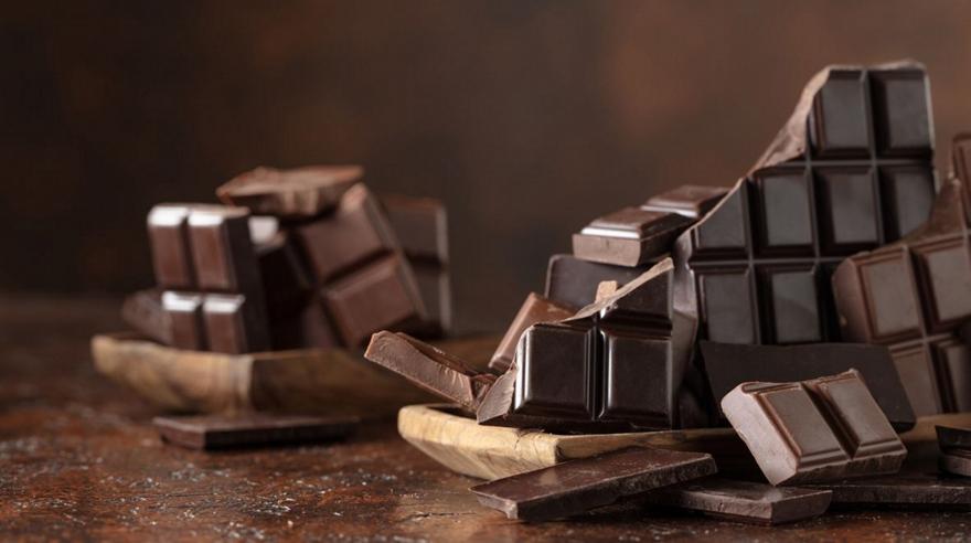 Μαύρη σοκολάτα vs. γάλακτος: Ποια είναι πιο υγιεινή;