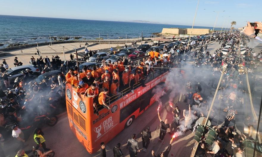 Live Streaming: Η παρέλαση του ανοιχτού πούλμαν των θριαμβευτών του ΟΦΗ