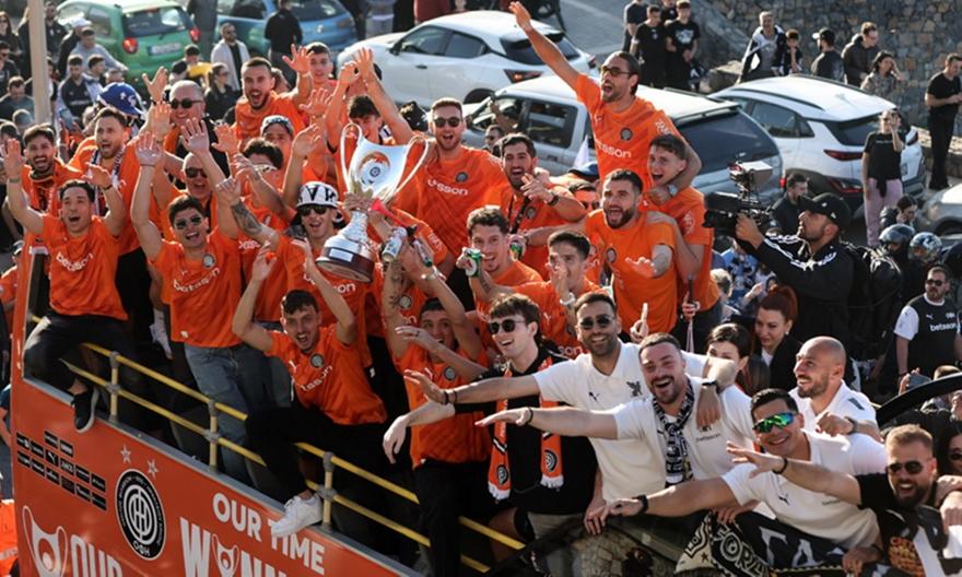 Live Streaming: Η παρέλαση του ανοιχτού πούλμαν των θριαμβευτών του ΟΦΗ