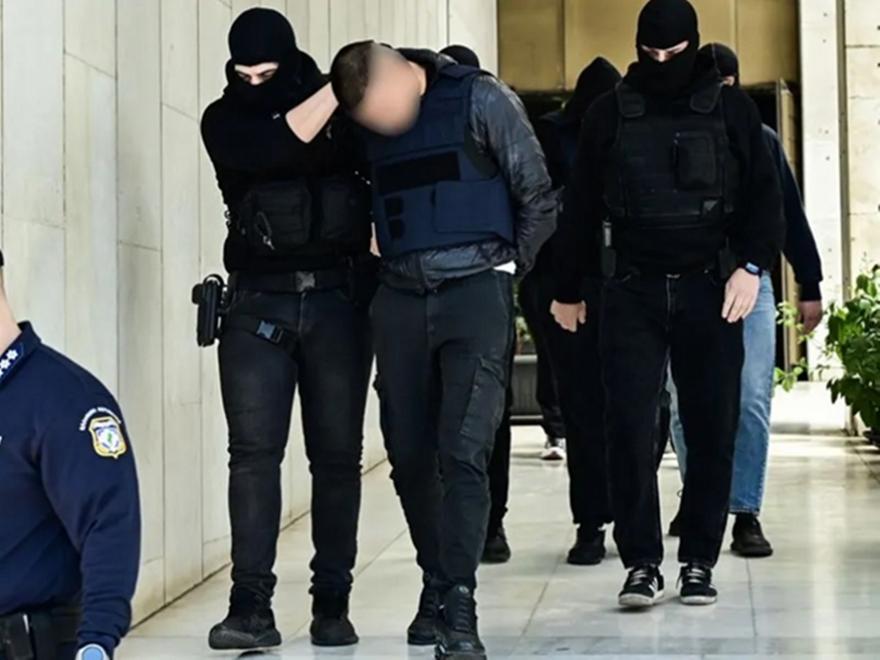 Δολοφονία στον Άγιο Δημήτριο: Στα δικαστήρια οι 3 συλληφθέντες που κατηγορούνται για υπόθαλψη εγκληματία