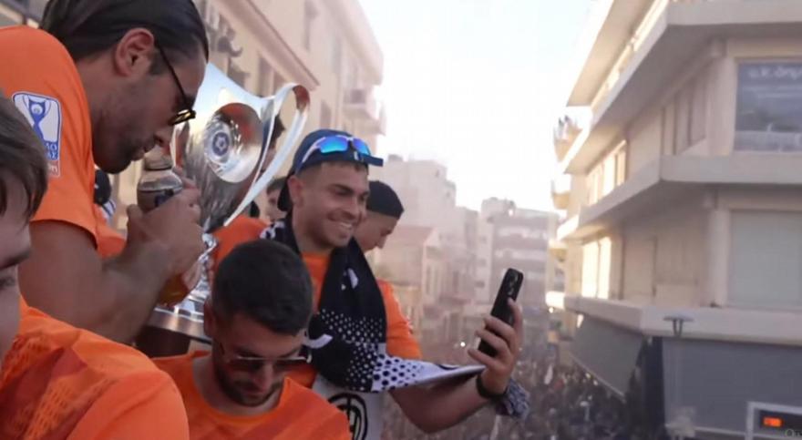 Live Streaming: Η παρέλαση του ανοιχτού πούλμαν των θριαμβευτών του ΟΦΗ