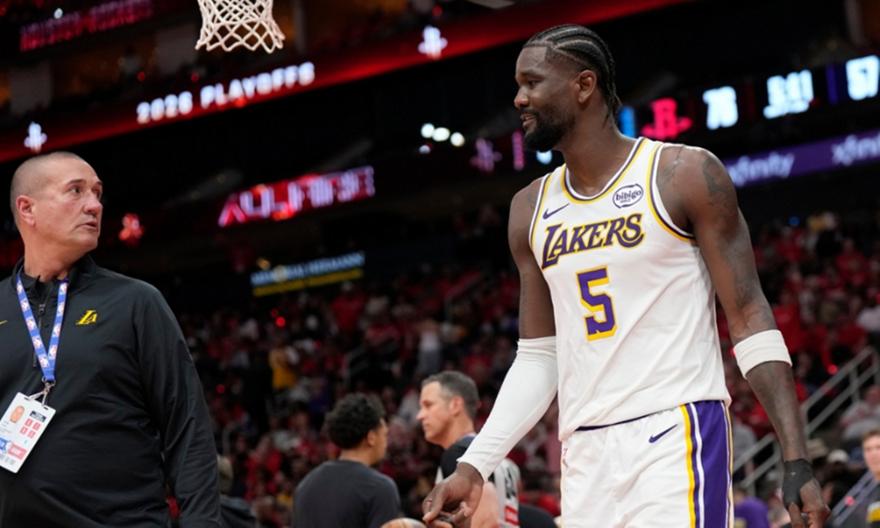 Έριξε αγκωνιά στον Σενγκούν και αποβλήθηκε ο Έιτον