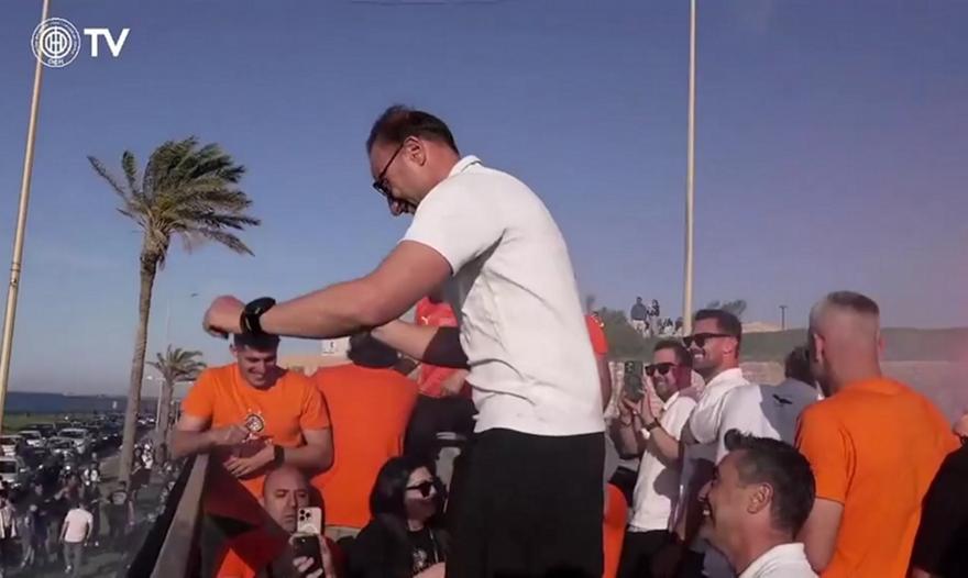 Τρέλα για τον Κόντη στο Ηράκλειο, αποθεώθηκε από τον κόσμο που φώναζε ρυθμικά τ' όνομά του!