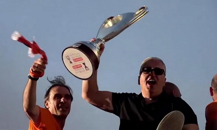 Με το Κύπελλο στα χέρια ο Μπούσης, φώναζε συνθήματα με τον κόσμο του ΟΦΗ πάνω από το πούλμαν!