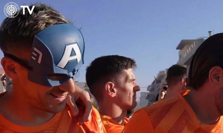 Με μάσκα Captain America ο Λαμπρόπουλος στο trophy parade του ΟΦΗ