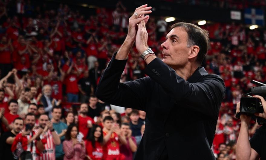 Καθολική αποθέωση στο ΣΕΦ για τον Μπαρτζώκα!