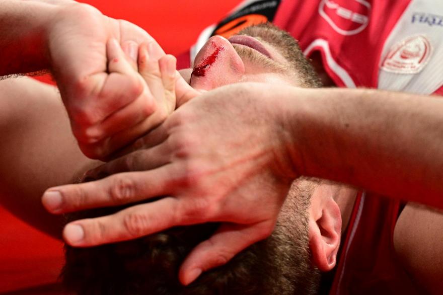 Μάτωσε στη μύτη και έφυγε για τα αποδυτήρια ο Βεζένκοφ