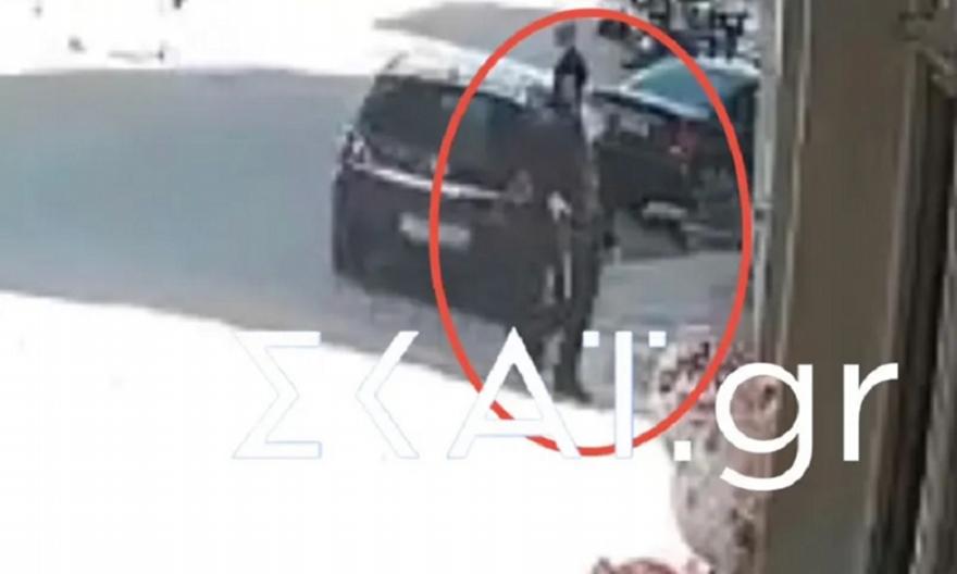 Βίντεο ντοκουμέντο: Η στιγμή που ο 89χρονος πιστολέρο φεύγει από τον ΕΦΚΑ Κεραμεικού