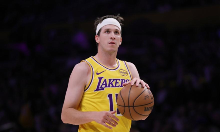 Αυξημένες πιθανότητες να παίξει στο Game 5 των Λέικερς με τους Ρόκετς ο Ριβς