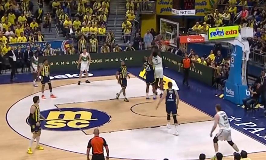 Απάντησε στον Χόρτον-Τάκερ με απίθανο poster dunk στον Σίλβα ο Ράιτ!