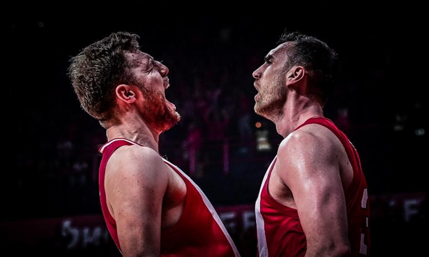 Ο καυτός Βεζένκοφ, η ατμόσφαιρα στο ΣΕΦ και το χειροκρότημα: Η παρακάμερα από τη νίκη του Ολυμπιακού στο Game 1