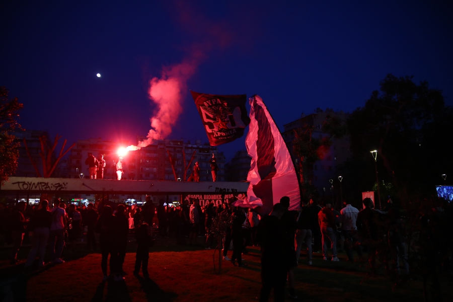 ΠΑΟΚ: Χαμός από χιλιάδες φίλους της ομάδας στην Πλατεία