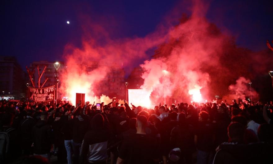 Χαμός στην Πλατεία Ναυαρίνου από χιλιάδες οπαδούς του ΠΑΟΚ που παρακολουθούν τον τελικό του FIBA Europe Cup!