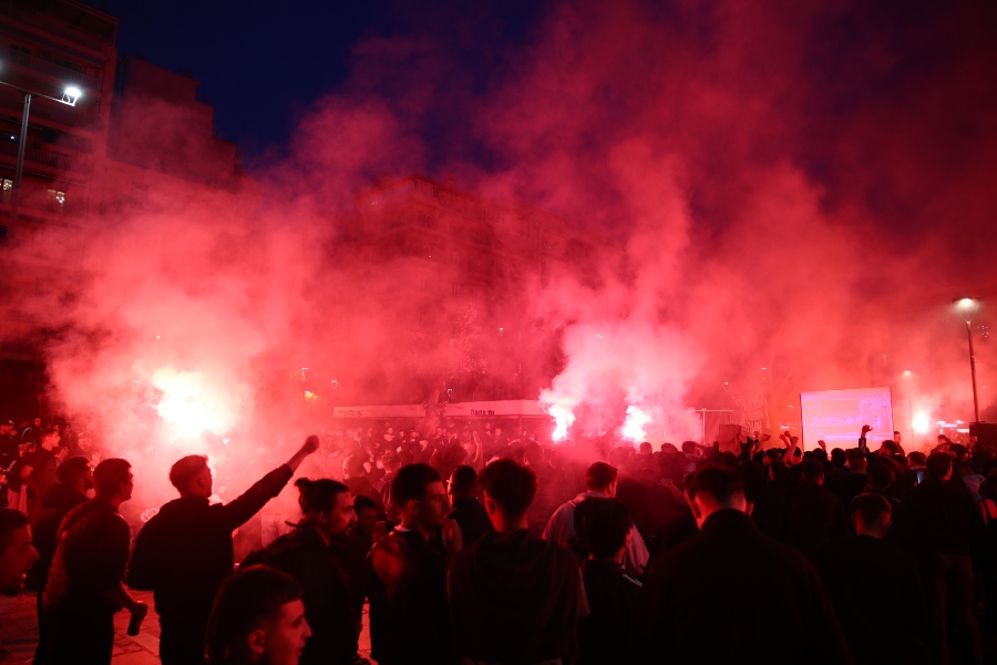 ΠΑΟΚ: Χαμός από χιλιάδες φίλους της ομάδας στην Πλατεία