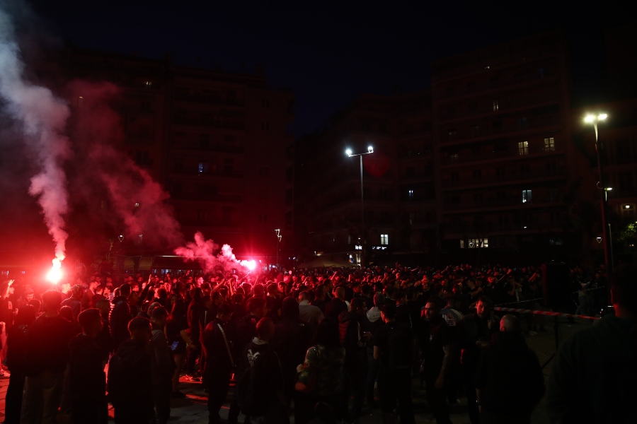 ΠΑΟΚ: Χαμός από χιλιάδες φίλους της ομάδας στην Πλατεία
