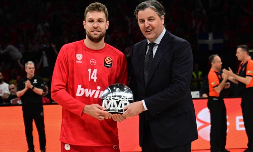 Η βράβευση του MVP Βεζένκοφ από τον Μποντιρόγκα