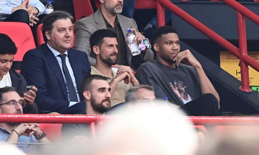 Giannis in the building: Στο ΣΕΦ οι Αντετοκούνμπο και Τζόκοβιτς - Κάθισαν μαζί με τον Μποντιρόγκα!