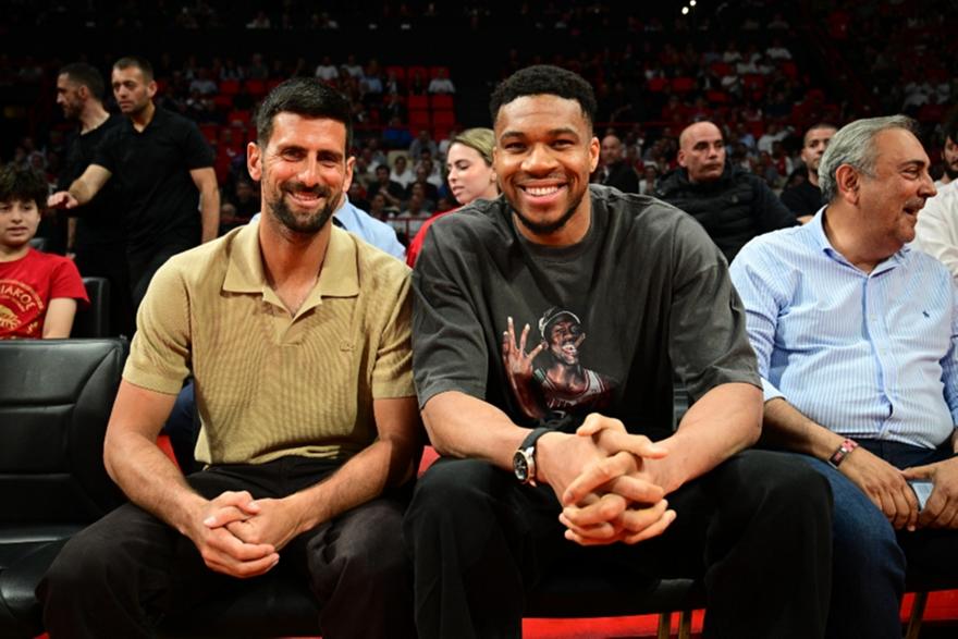 Giannis in the building: Στο ΣΕΦ οι Αντετοκούνμπο και Τζόκοβιτς - Χαιρέτησαν τον Μποντιρόγκα