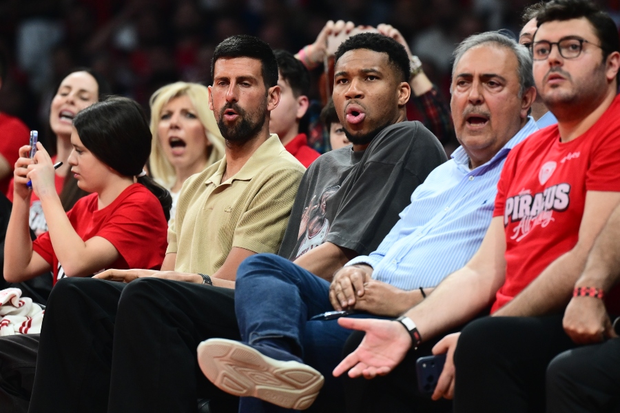 Ολυμπιακός: Στο ΣΕΦ οι Αντετοκούνμπο και Τζόκοβιτς - Κάθισαν μαζί με τον Μποντιρόγκα