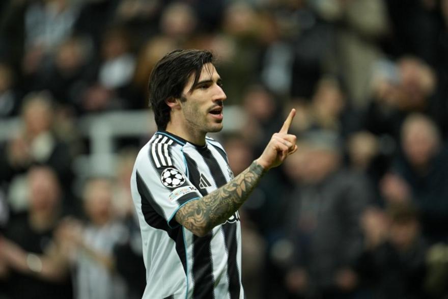 «Ο Τονάλι θέλει να μείνει Αγγλία με τις Μάντσεστερ Γιουνάιτεντ και Άρσεναλ να μονομαχούν για χάρη του»