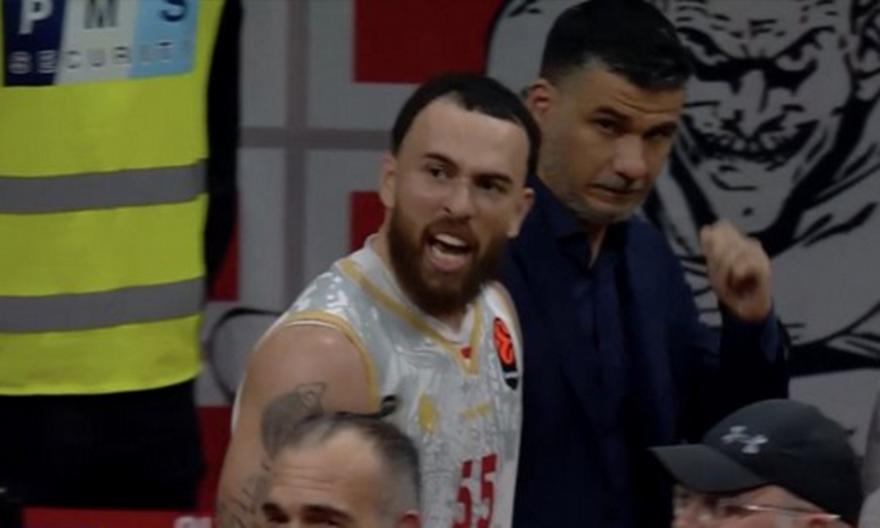 Αποβλήθηκε πριν το ημίχρονο με δύο τεχνικές ποινές ο Μάικ Τζέιμς - Έκανε χειρονομία για χρήματα προς τους διαιτητές!