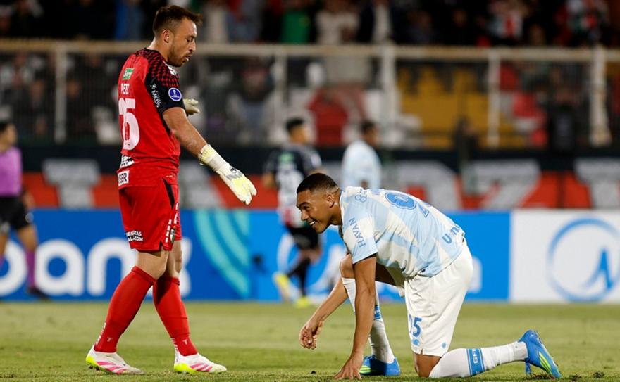 Ο Βινίσιους της Γκρέμιο έκανε... χατ τρικ σε χαμένα πέναλτι σε έξι λεπτά στο Copa Sudamericana!