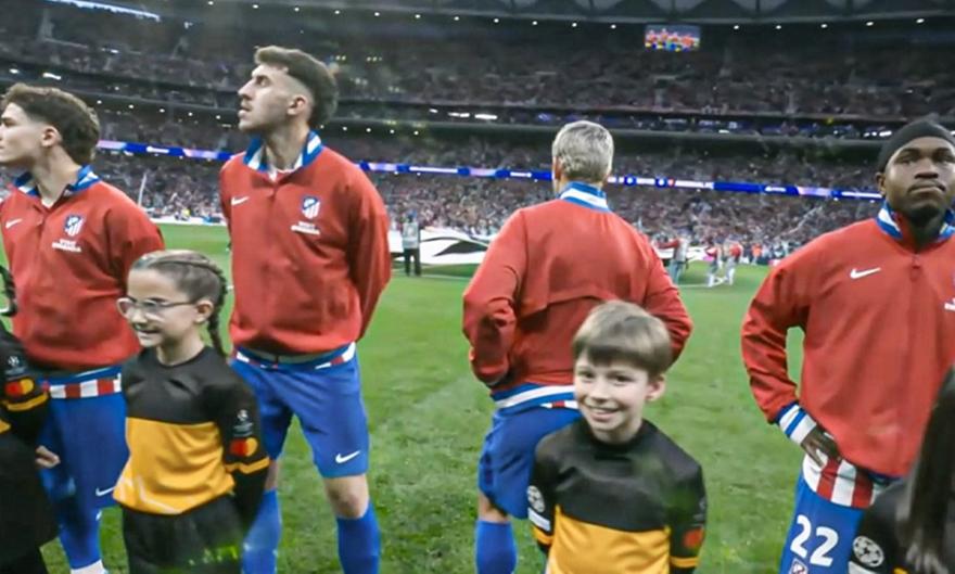 Ο Γκριεζμάν γύρισε την πλάτη στην κάμερα για να… χαρεί το πλήθος στις εξέδρες