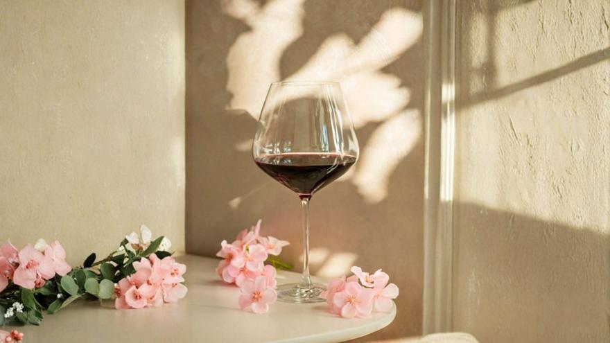 Υπάρχουν ελαφριά κόκκινα κρασιά για την Άνοιξη; Ποιες ποικιλίες να επιλέξεις τώρα