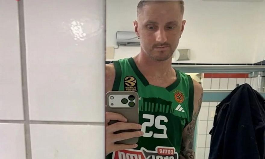 Πόζαρε στον καθρέφτη με φανέλα Ναν ο Πολονάρα