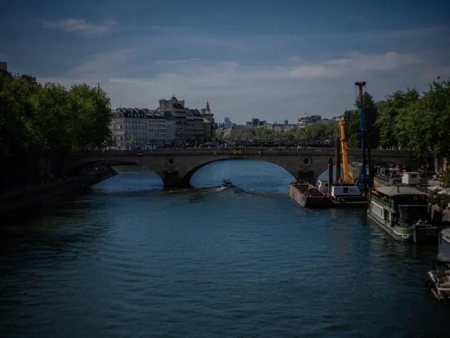 Τρομακτική πτώση λεωφορείου στον Σηκουάνα: Εκπαιδευόμενος οδηγός παρέσυρε και ΙΧ - Δείτε βίντεο