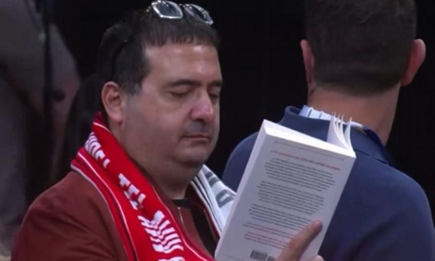 Ο Οφέρ Γιανάι ξαναχτύπησε: Ατάραχος διαβάζει το βιβλίο του δευτερόλεπτα πριν το τζάμπολ του Game 2!