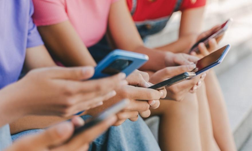 «Σκανάροντας» τα social media των εφήβων σε 43 χώρες – Τα ευρήματα για την Ελλάδα