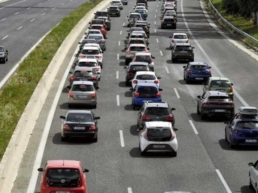 Σε εξέλιξη η έξοδος των εκδρομέων για την Πρωτομαγιά - Αυξημένη η κίνηση στην Αθηνών-Κορίνθου
