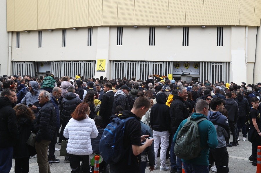 ΑΕΚ: Πλήθος κόσμου έξω από το γήπεδο για την τελευταία προπόνηση ενόψει Παναθηναϊκού