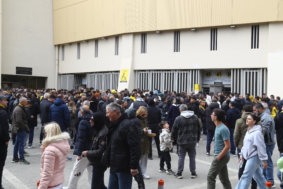 ΑΕΚ: Πλήθος κόσμου έξω από το γήπεδο για την τελευταία προπόνηση ενόψει Παναθηναϊκού