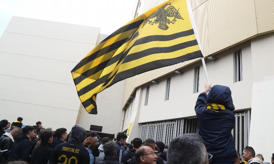 Πλήθος κόσμου έξω από την Allwyn Arena για την τελευταία προπόνηση της ΑΕΚ ενόψει Παναθηναϊκού