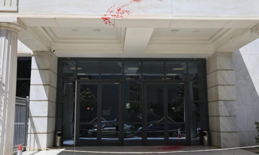 Συνελήφθησαν 3 γυναίκες που επιτέθηκαν με βαριοπούλες και μπογιές στο Διοικητικό Εφετείο Αθηνών