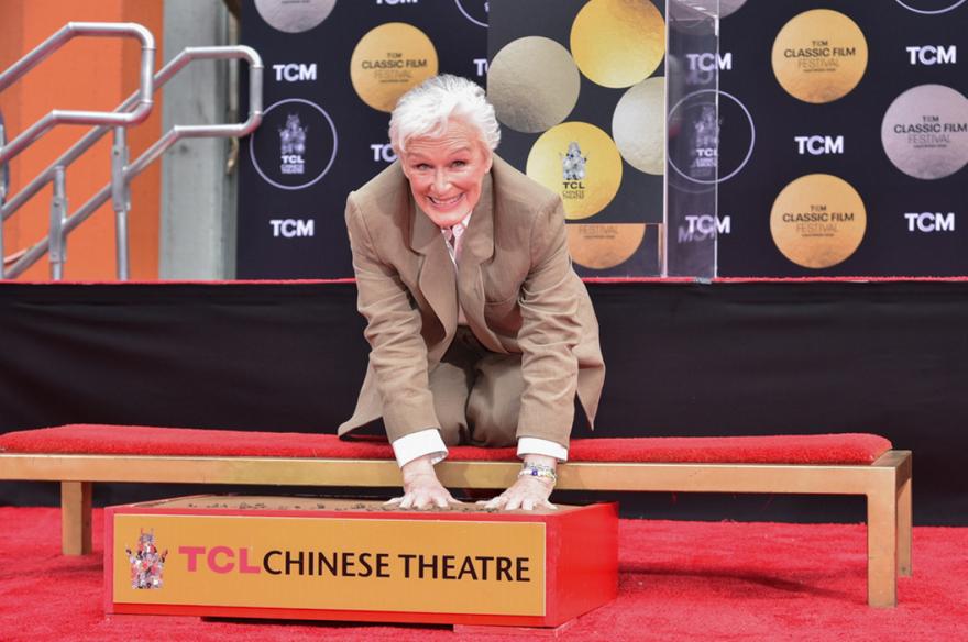 Glenn Close: Η στιγμή που ο μουτρωμένος εγγονός της «κλέβει» την παράσταση από την τιμώμενη γιαγιά του