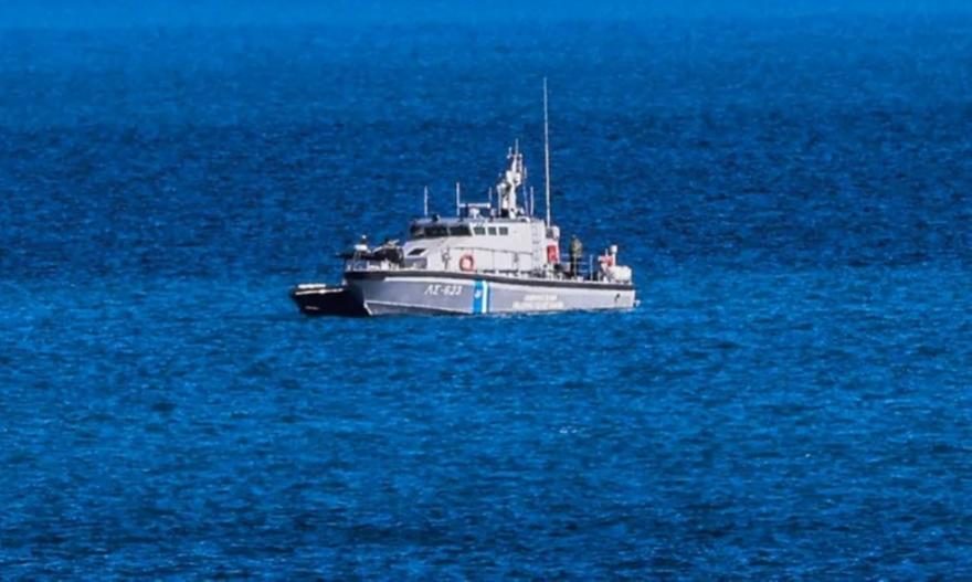 Καταδίωξη ταχυπλόου στη Σάμο: Eντοπίστηκαν 14 αλλοδαποί και συνελήφθη 24χρονος διακινητής